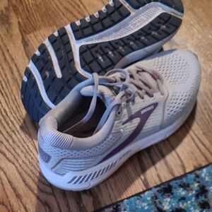 Brooks Women's Gray and Purple Athletic Shoes